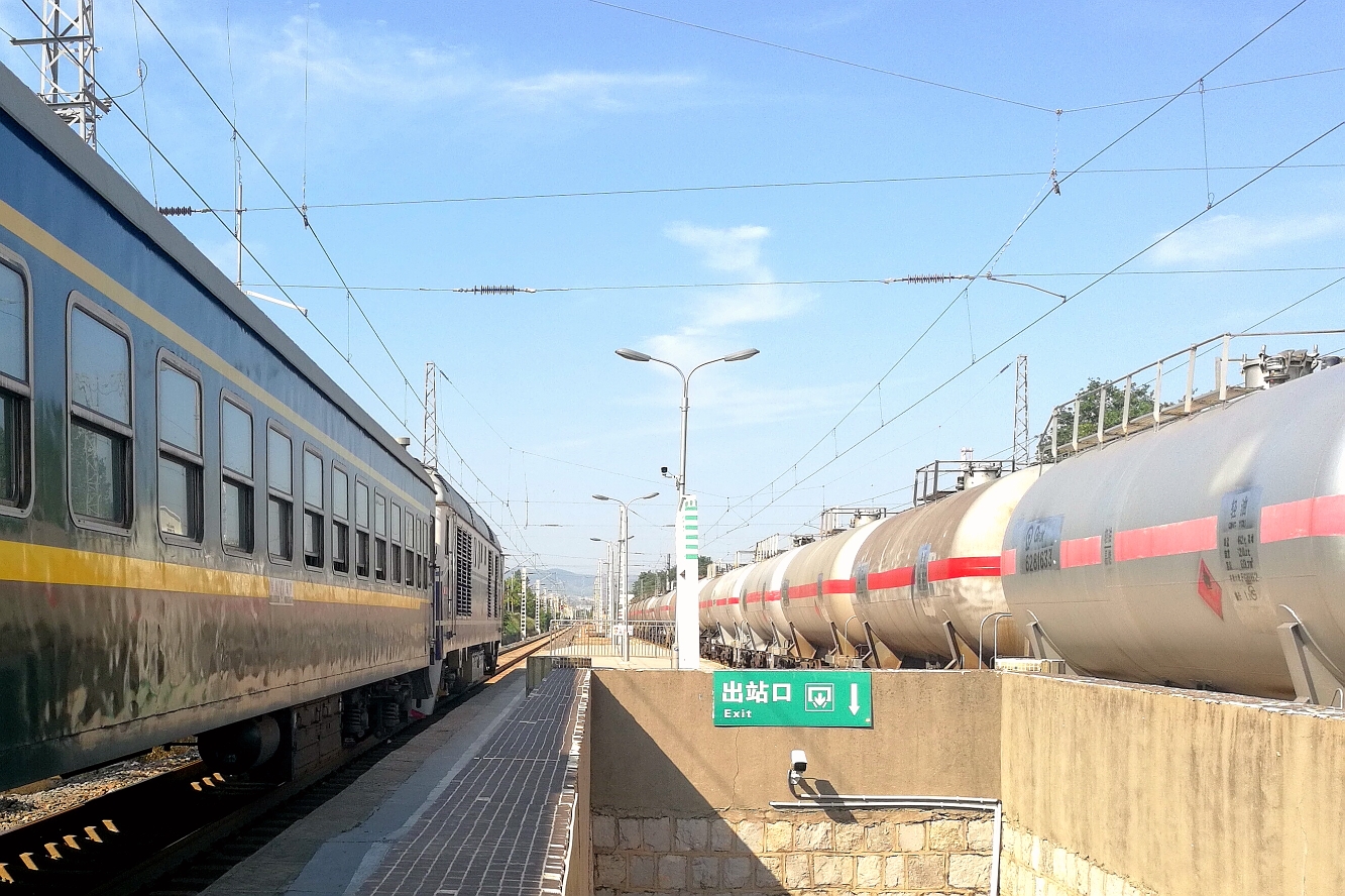 南仇站,客列和油龙分列月台两边