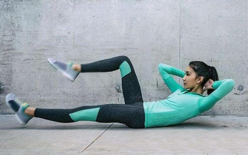 上半身体向下下压,动作就像是俯卧撑的动作一样,腿部的姿势保持不动