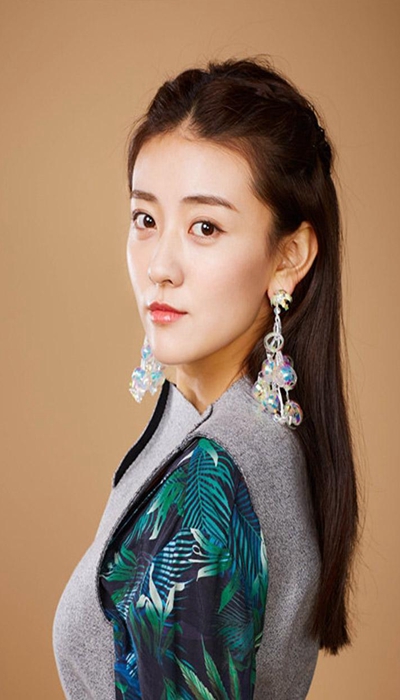 影星梁洁精选竖版剧照12张