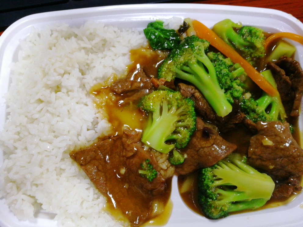 在看视频他们一直夹给我吃我也是无意识的在吃东西然后很认真的看视频