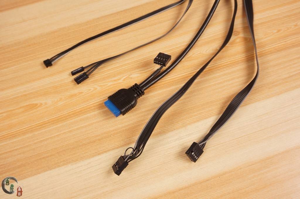 机箱自带接线展示,这里面除了最常见的接口之外,还多了一个rgb接口.