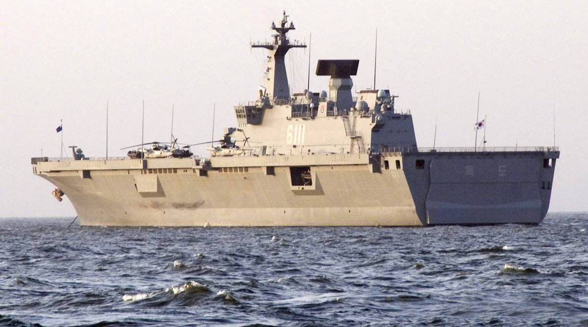 图为韩国独岛级直升机航母