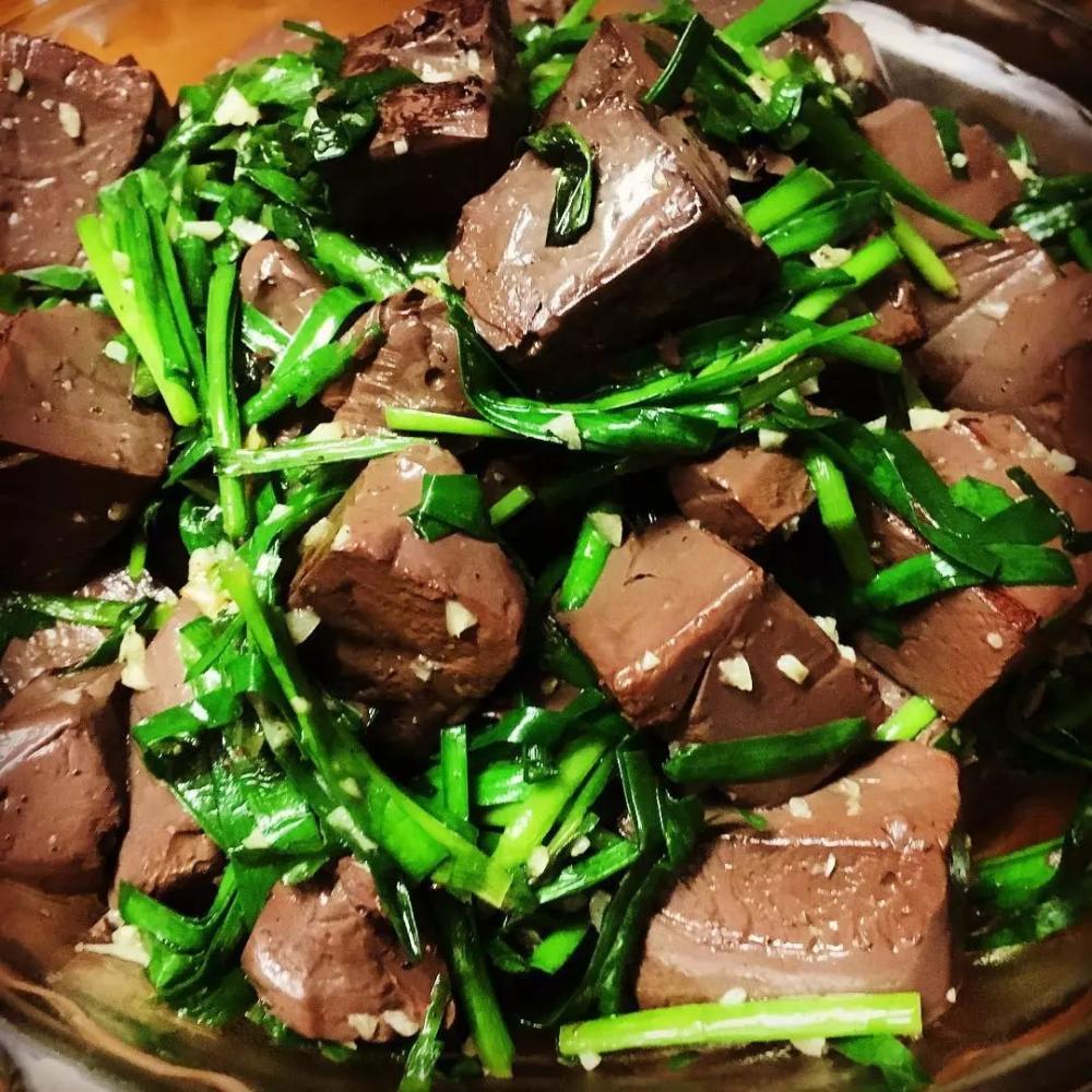 出香味后关火,淋在做好的血旺上面,撒上些许小香葱碎即可 韭菜炒猪血