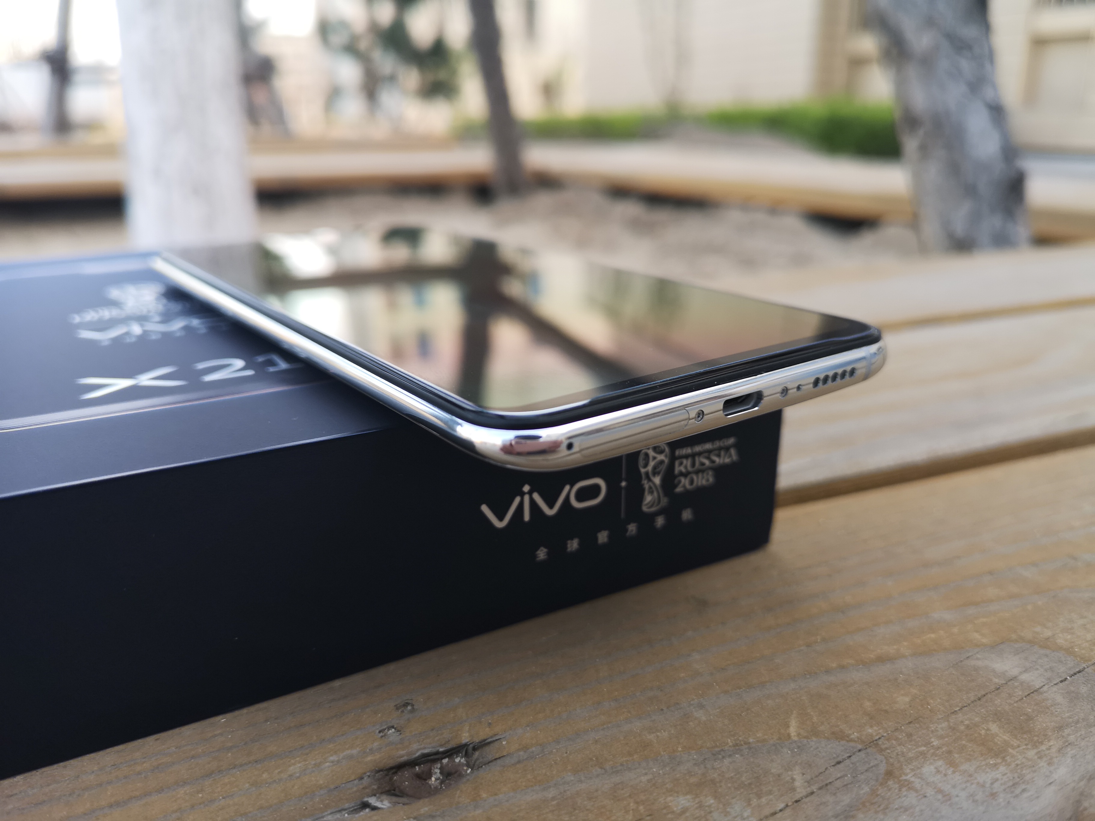 vivo x21白色标准版,白色后背面板显得满满的廉价感