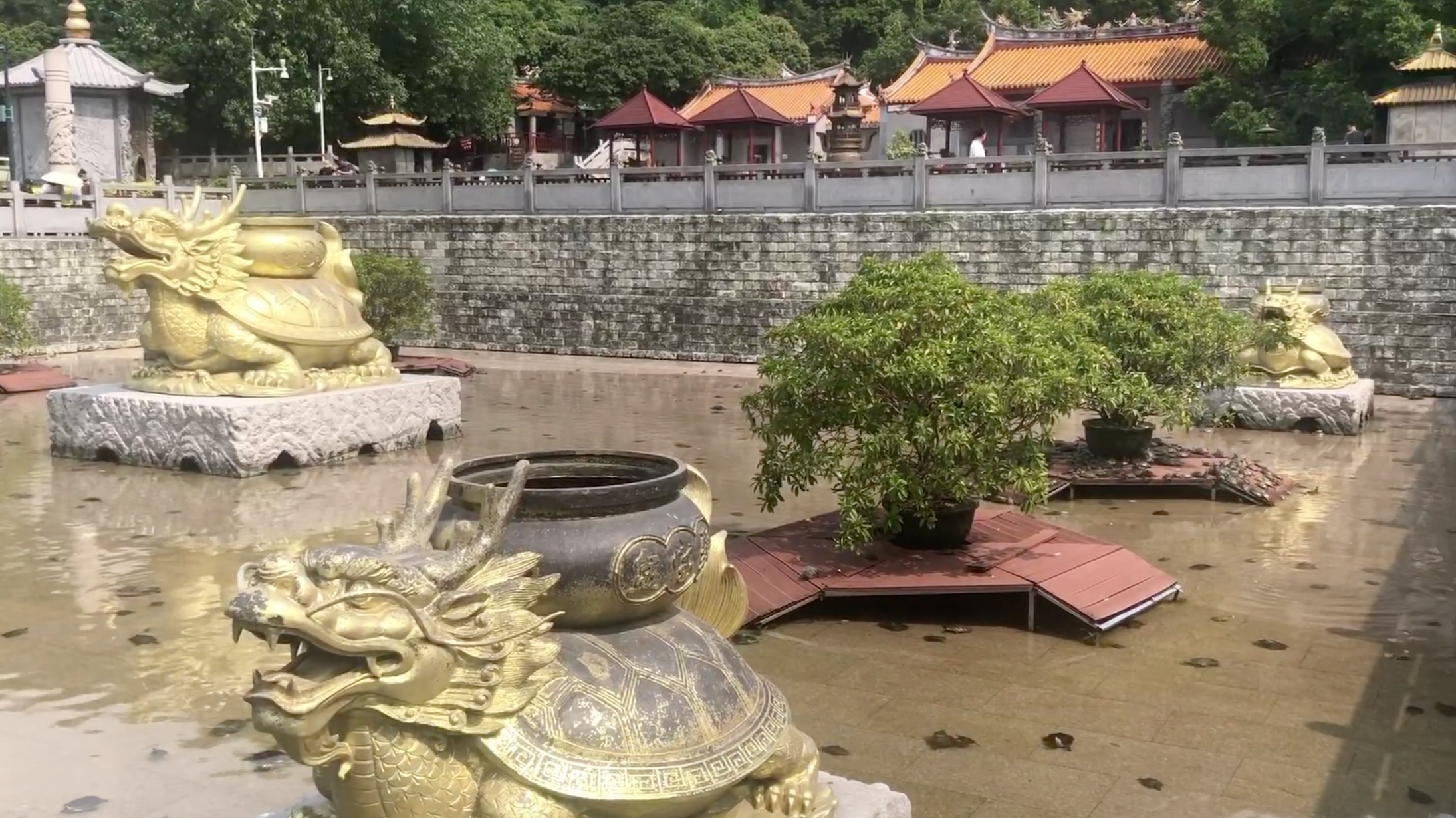 深圳的凤凰山,坐落着凤岩古庙 - 哔哩哔哩