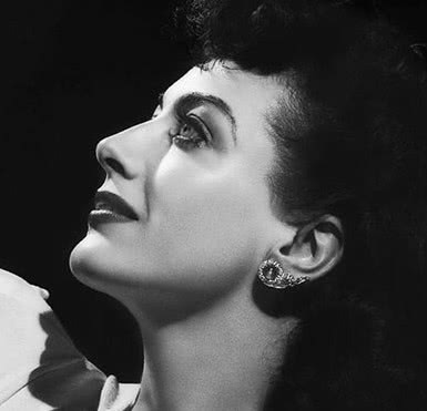 而这件时装的名字叫做琼楼遗恨,琼楼遗恨其实是一部电影,讲的是一个有