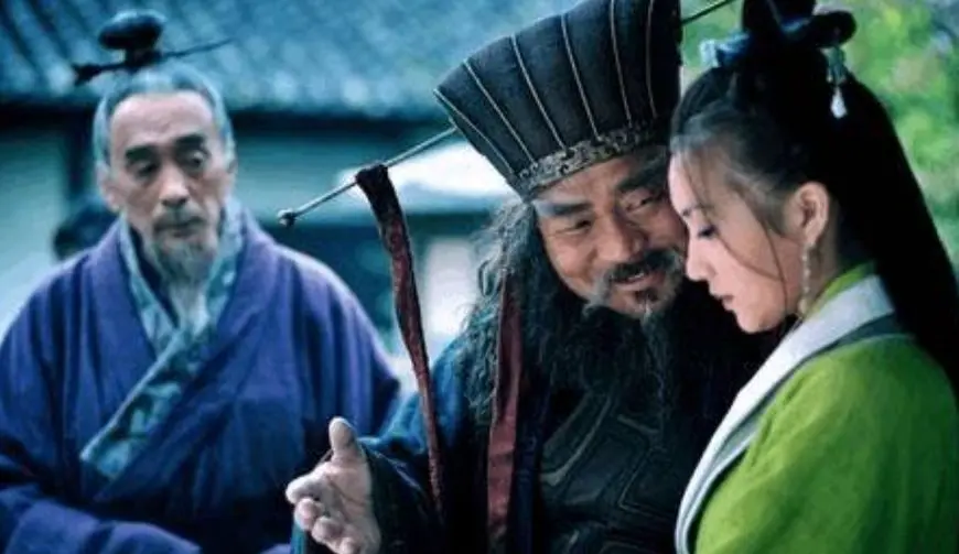 董卓遭吕布背叛 只因一绝世美人 临死前的一句话现今成 名言 哔哩哔哩