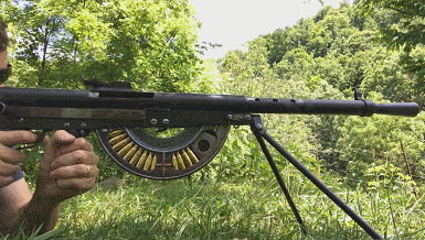 更大的问题来源于那个坑爹的20发弹匣,虽然法军配发了一型半圆形的