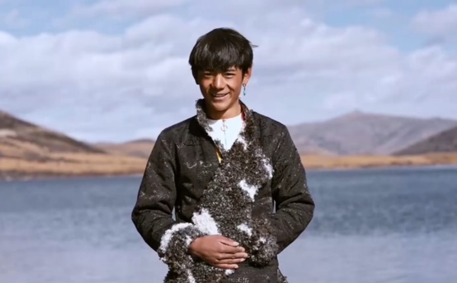 走红后的丁真:签约做讲解员推介家乡,现学汉字回应"