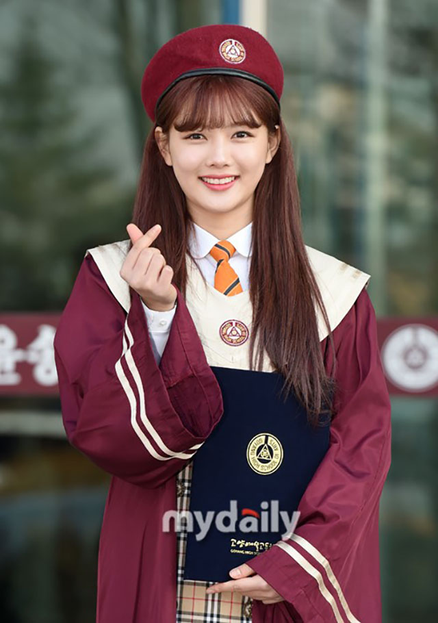 韩国女艺人金裕贞在京畿道高阳市艺术高中参加了高中毕业典礼
