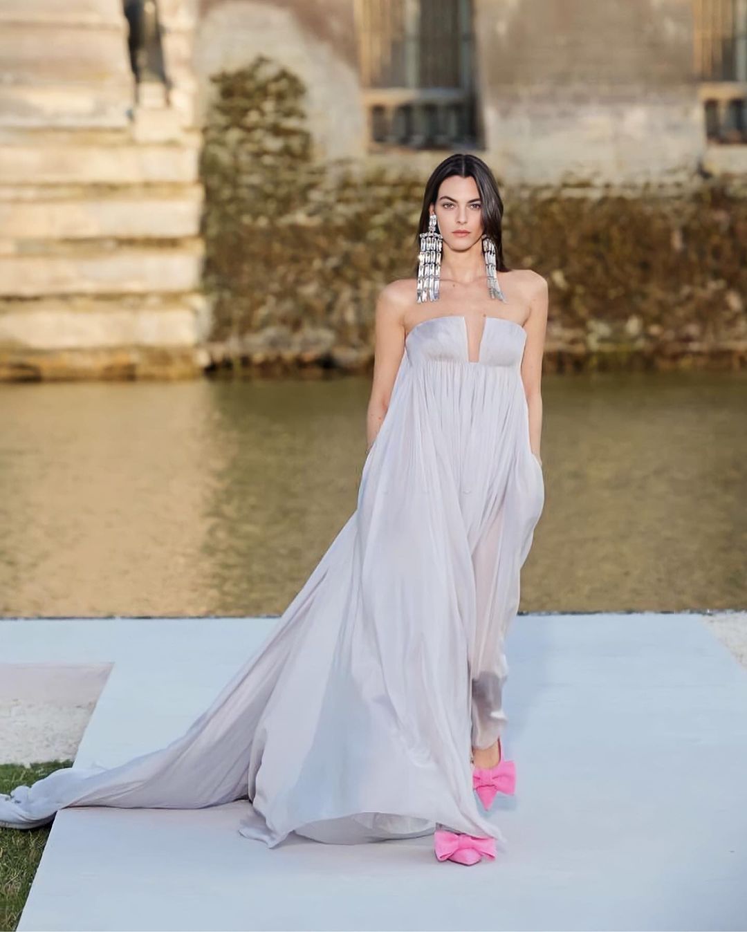 Vittoria Ceretti for Valentino Couture 23/24FW Show "Un Château" - 哔哩哔哩