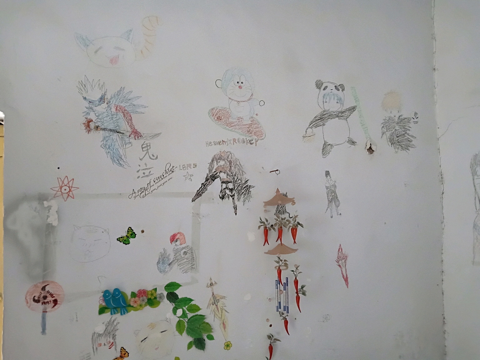 小时候画的一些画在墙上画的接受了妈妈亲切的问候