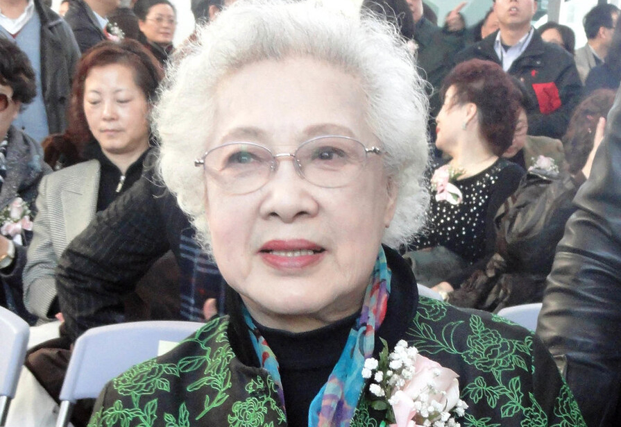 99岁秦怡满头白发也时髦,洋气卷发端庄大气,优雅老去更有魅力 - 哔哩哔哩
