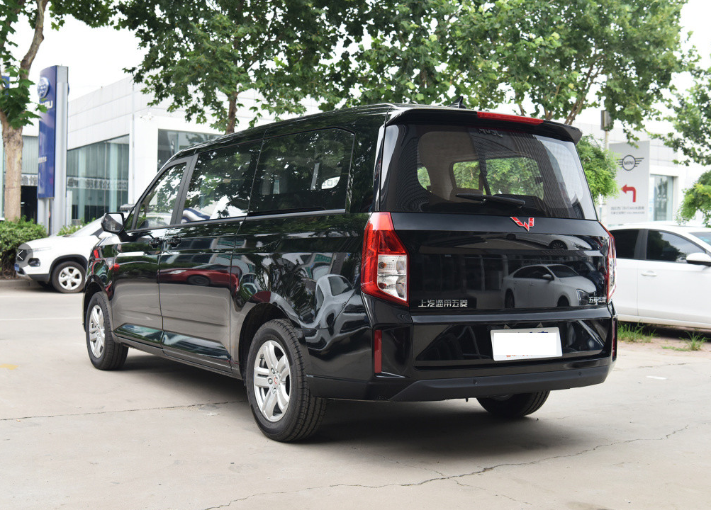 五菱打造的9座车来袭,车长5米多,配黄金1.5t,还有个性双拼色