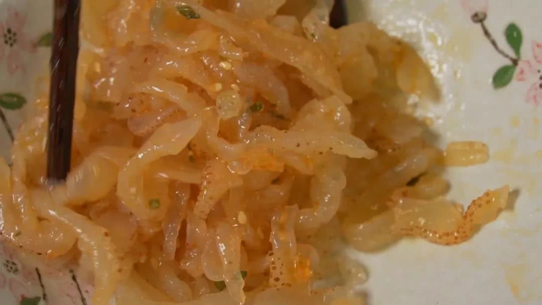 水母这么可爱,当然是把它做成凉拌海蜇吃掉啦!