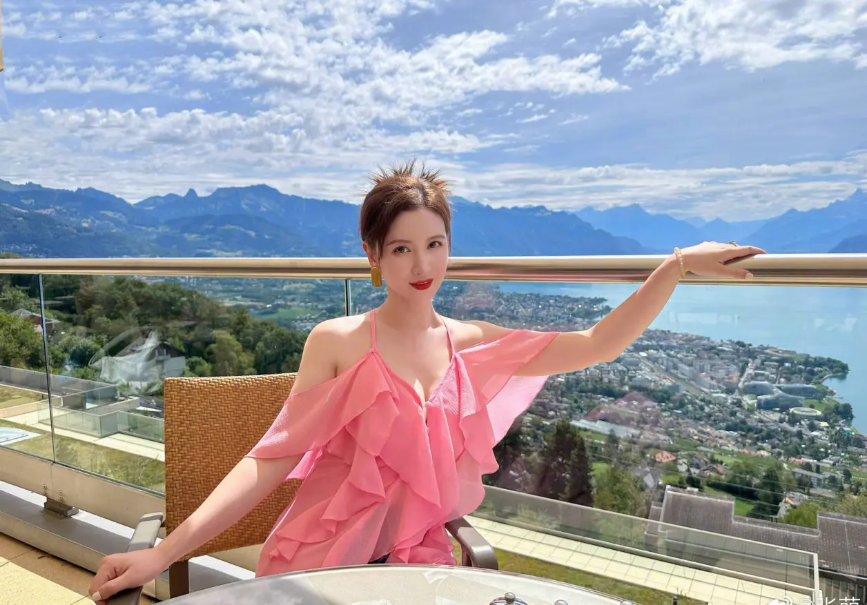 张萌大秀美胸,不料衣服竟被撑到扣子崩开