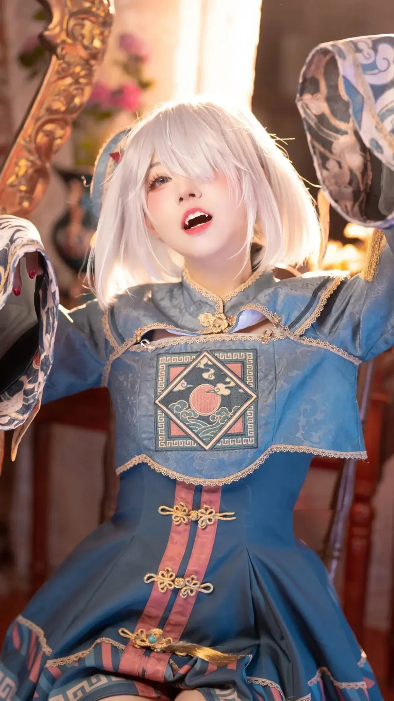 【cosplay】桃花魅眼 唇似樱红,笑露虎牙,如果僵尸娘都这么可爱,就不