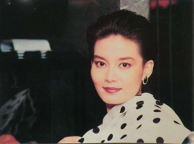 她是朱军追不到的女人,嫁大7岁丑男婚姻破碎,离婚后看破红尘