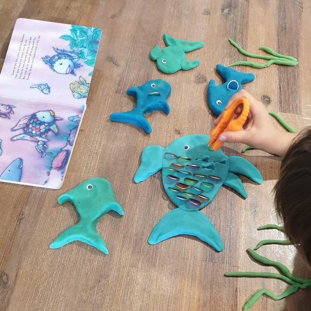 《彩虹鱼》橡皮泥活动——分鱼鳞