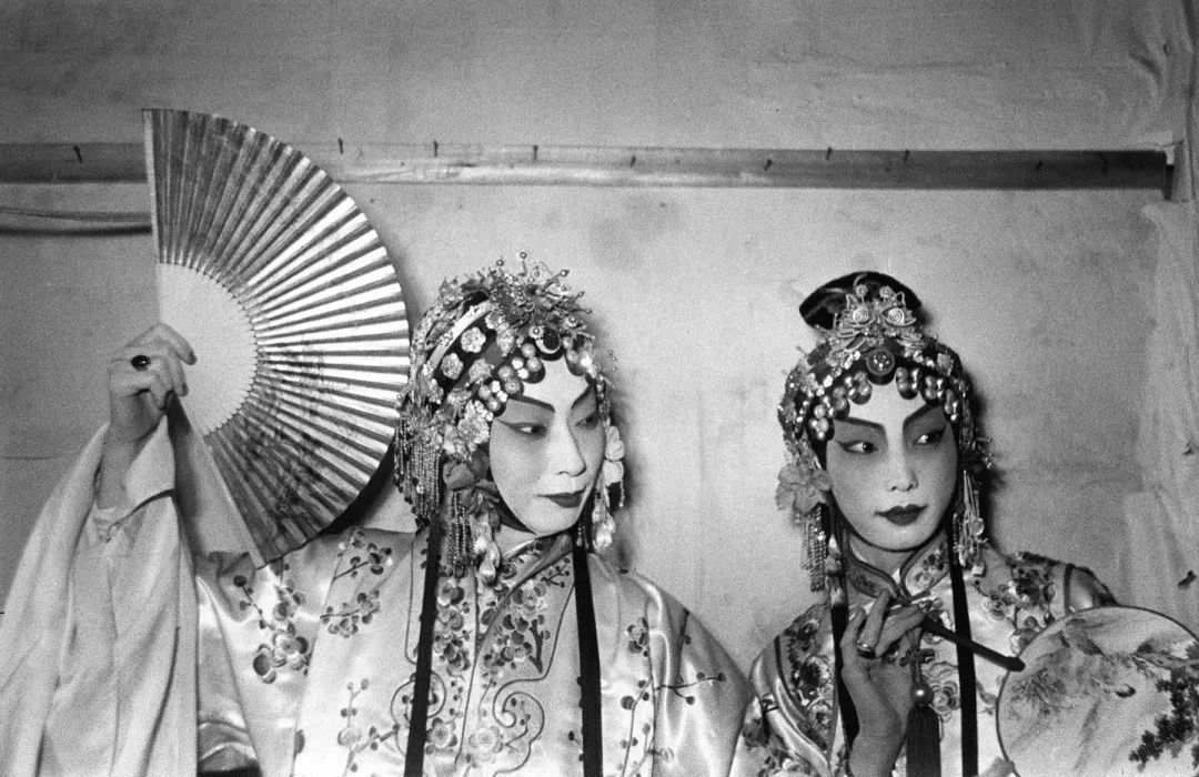 图·梅兰芳父子1950年1月15日,梅兰芳(左)与梅葆玖父子在上海同台演出