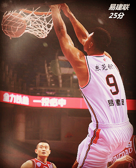 易建联受伤太意外一瘸一拐离场让人心疼球迷快回来fmvp在等你