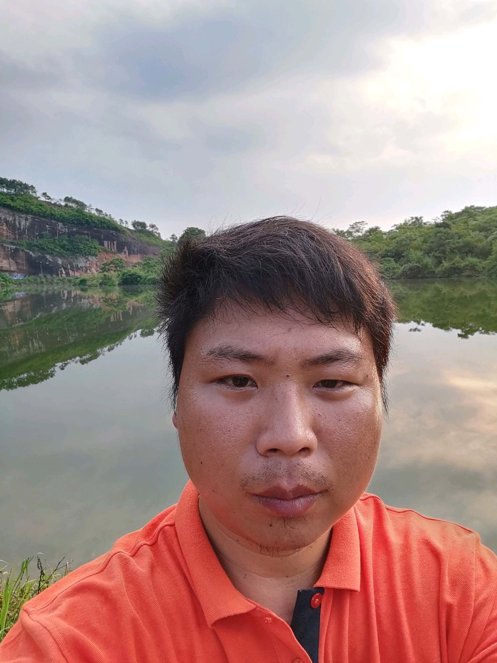 太厉害了为了钓鱼,什么防护措施都没带活生生的把自己给晒黑了,骑着