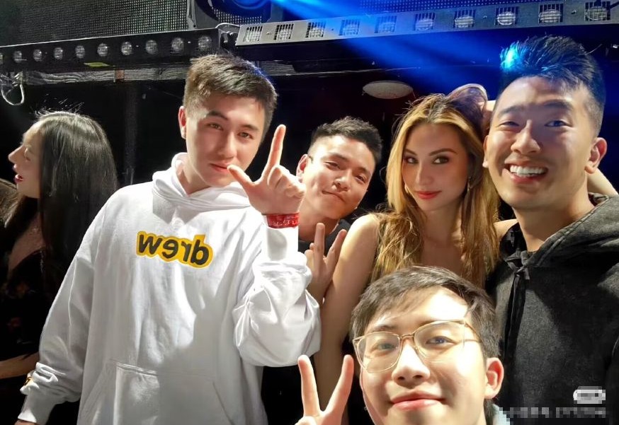 林利儿何超欣baby同框，林利儿气质出众身材好，何超欣被指太普通 - 哔哩哔哩