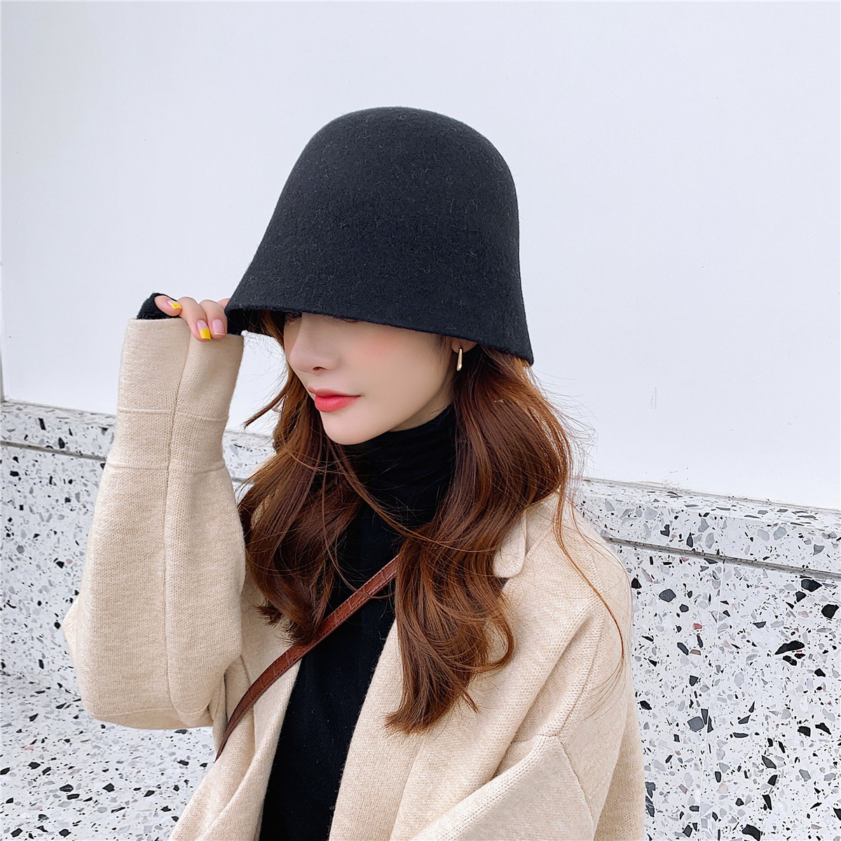 在不同的季节中选择帽子的颜色也需要注意,在春夏季节几,尽量原色颜色