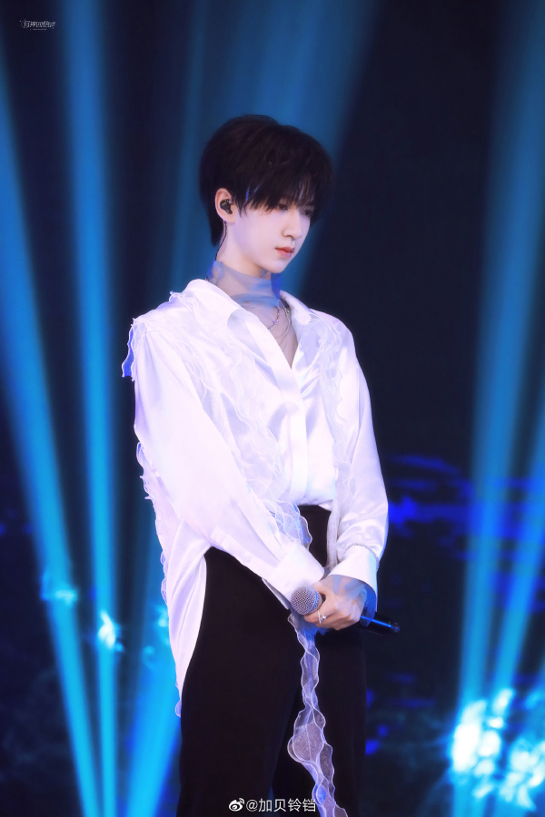 贺峻霖同陈泗旭,姚景元一起进到电影院内,其他人则守在外面以免阵仗过