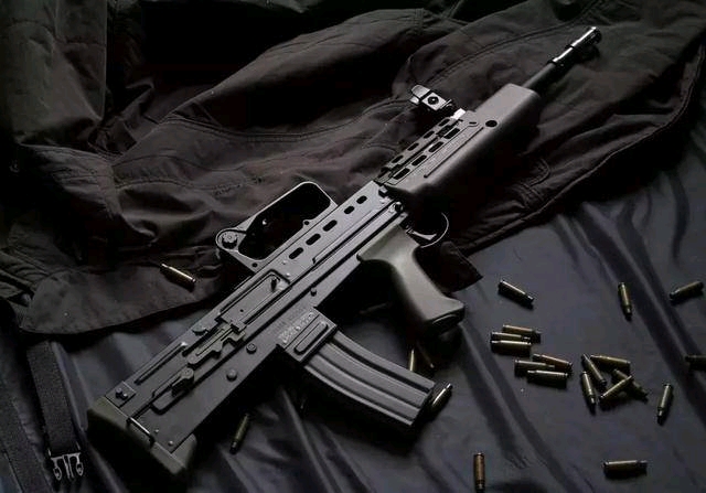 不过现在英军手里的已经是l85a3了,请来了hk公司的设计师修改,和往昔