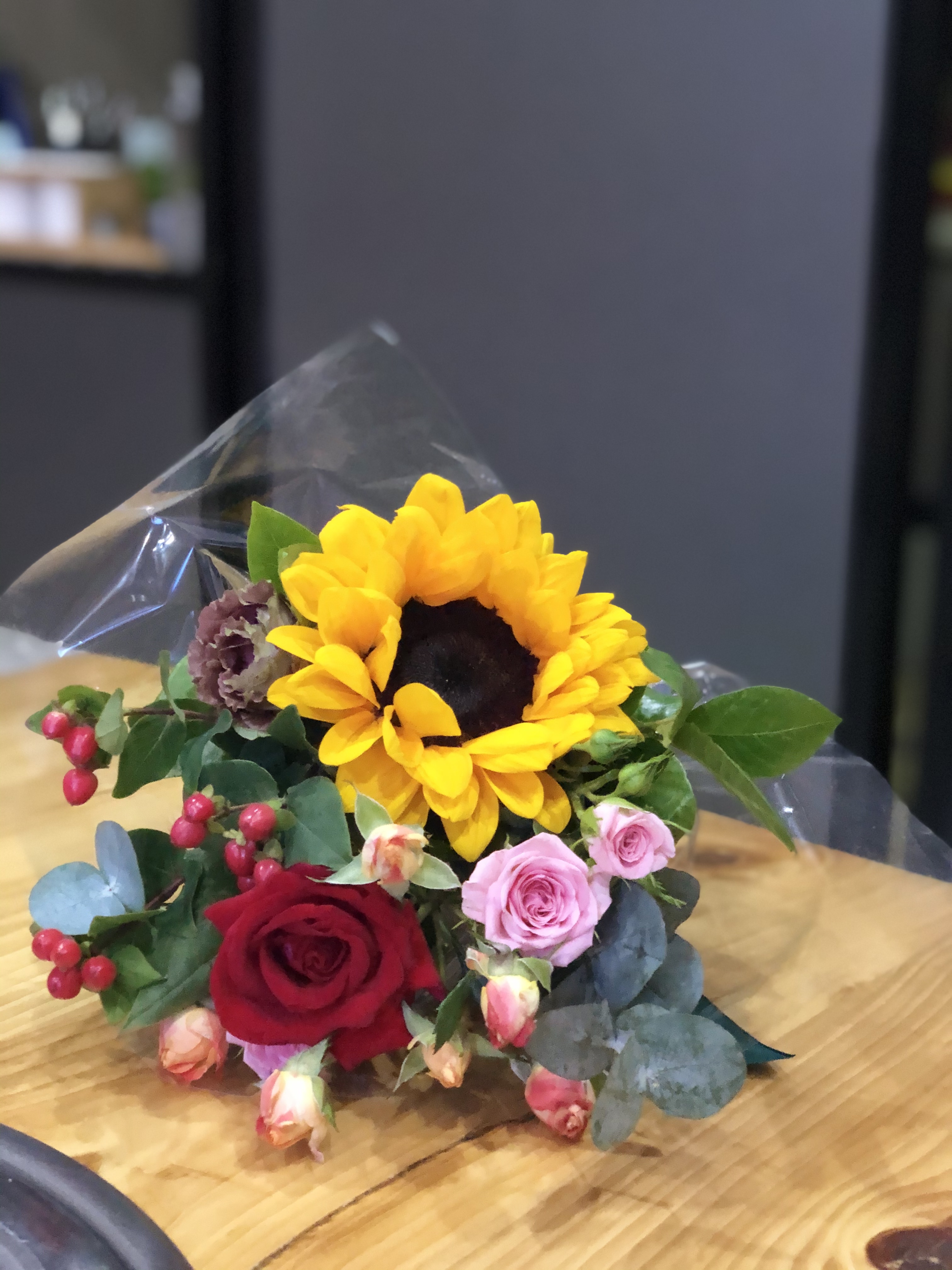 第一次包花花,最喜欢的就是向日葵了,马上就要跟小伙伴一起期末聚餐啦