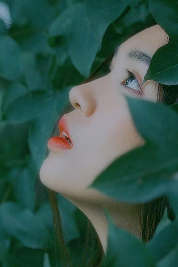 如果侧脸曲线不够美的话,可以利用,稍微仰头,不要缩着下巴,或者利用