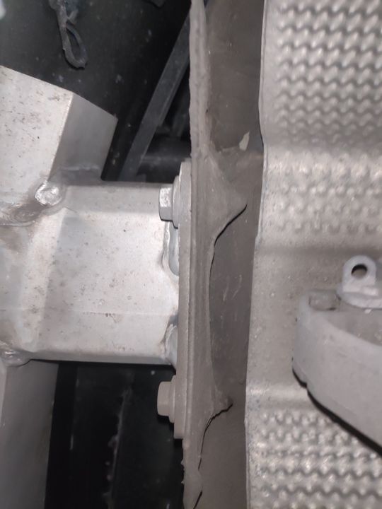 后防撞梁变形修复痕迹,与纵梁结合处固定螺丝也没有异常拆卸,再次说明