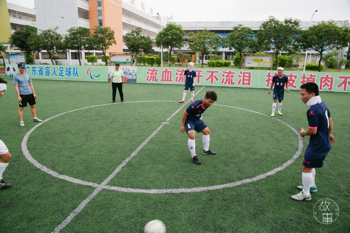 比冰岛足球队更励志,中国盲足听声辨位一路踢