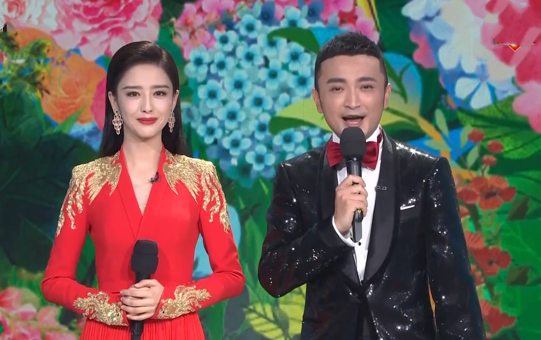 佟丽娅竟然是今年春晚的主持人!