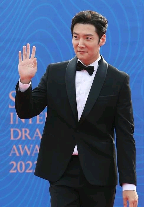 韩网热议!出入非法酒店崔振赫站在颁奖典礼上,自我反省8个月后出现! 哔哩哔哩