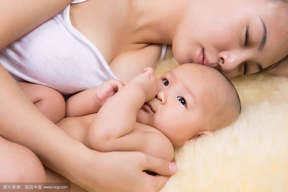 乳房的大小和奶水的多少也是直接相关，更大的乳房可以为孩子提供更充足的奶水，后代的成活率自然也更高。