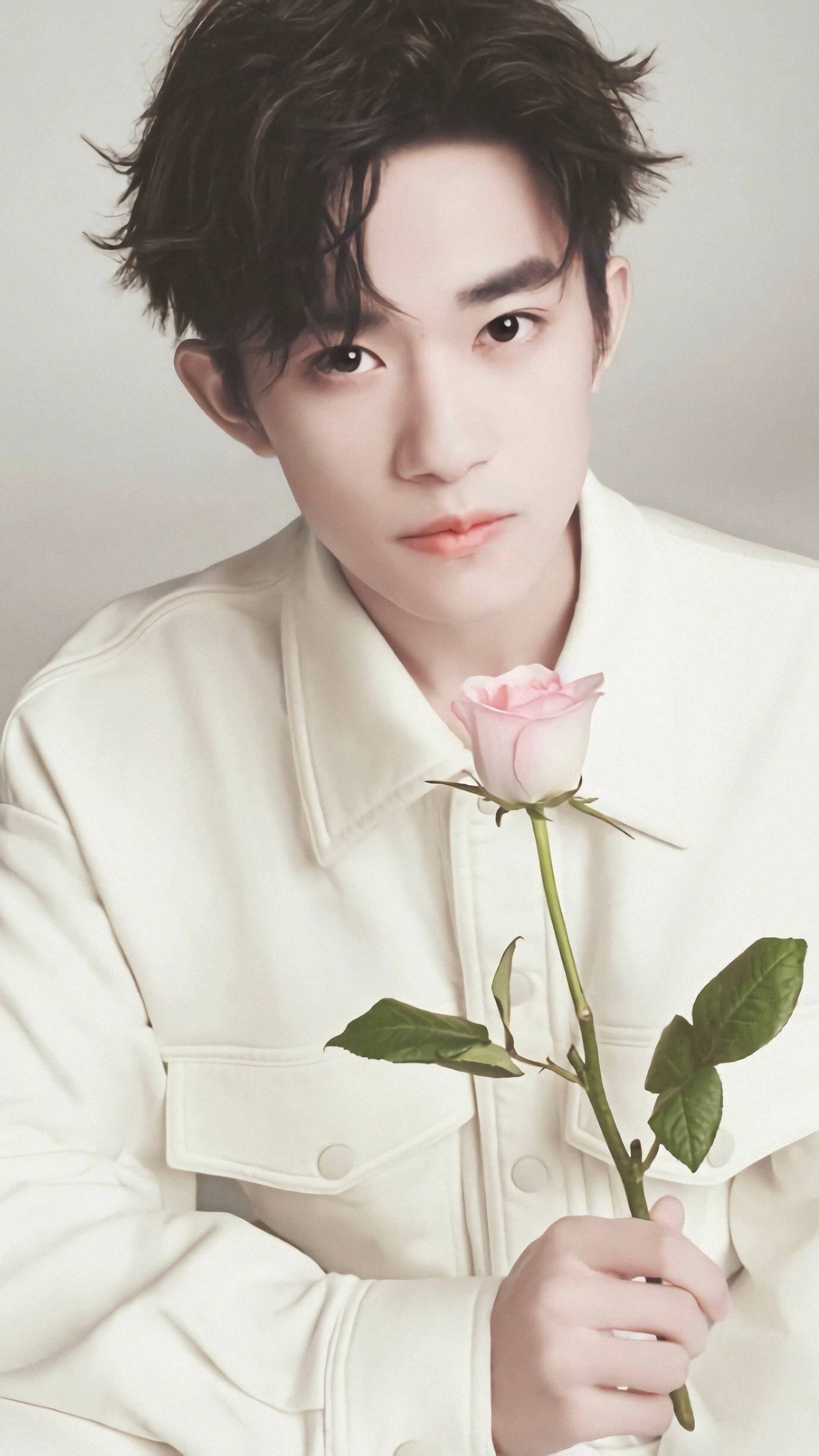 青年说》!还和霍启刚同桌聊天,谈论内容很有意义