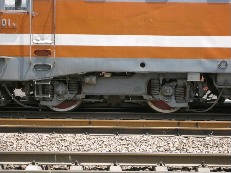 8k型电力机车转向架(图片源自百度)