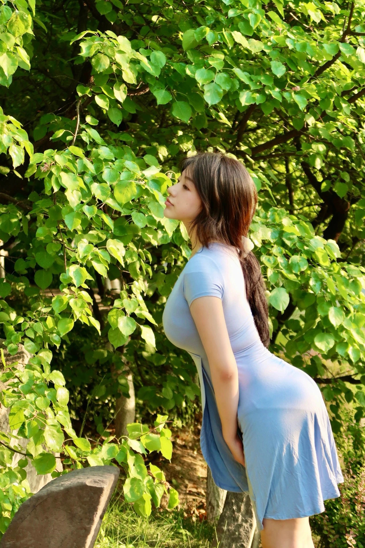 前凸后翘美女小姐姐