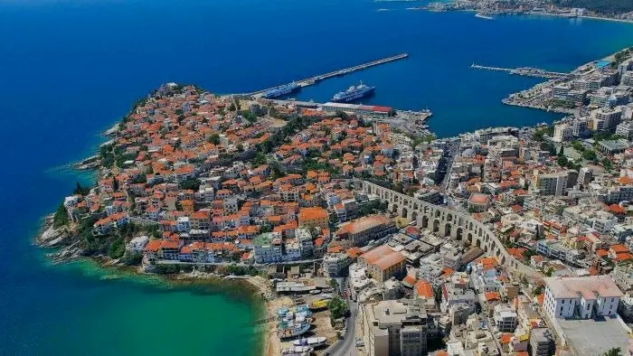 希腊的国土总面积约为131957平方公里，人口总数为1112.8万人