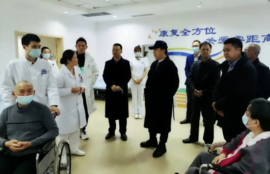 黄渤走进青岛福山老年公寓 岁寒时节见真情 哔哩哔哩 黄渤走进青岛福山老年公寓 岁寒时节见真情 哔哩哔哩