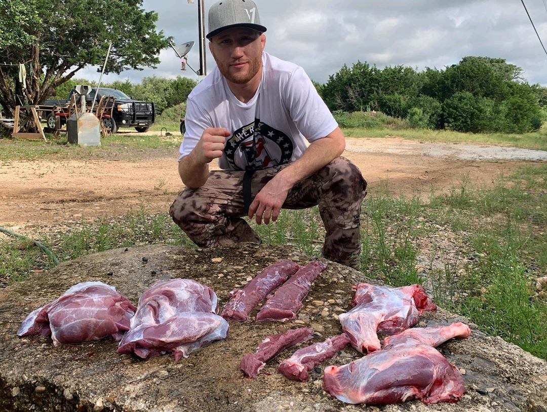 ufc轻量级冠军蜜獾贾斯汀加瑟基ins照片自取