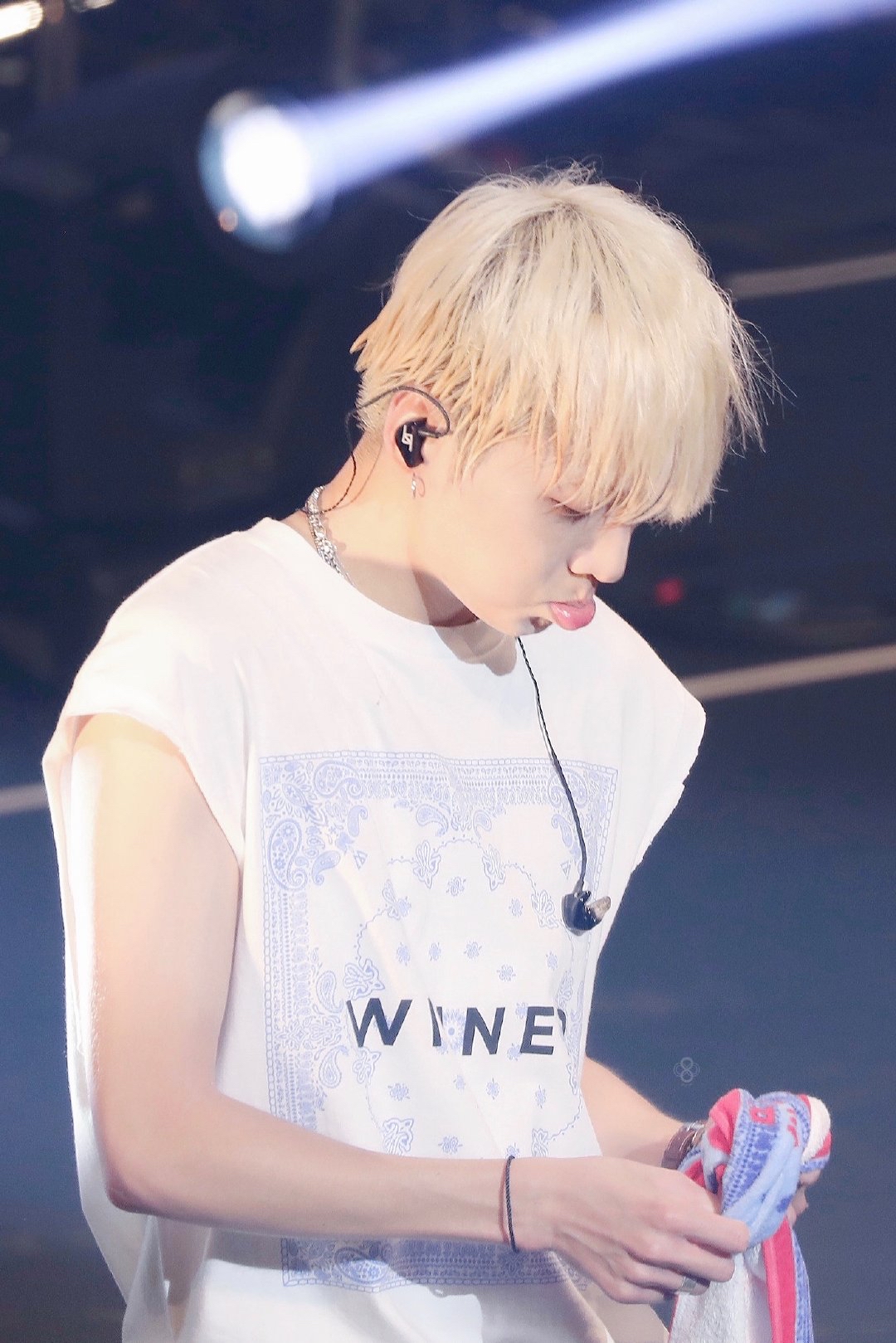 撅嘴委屈的大男孩