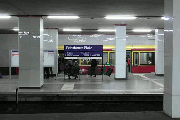 东德官兵架着枪看着你幽灵地铁车站8柏林波茨坦广场站