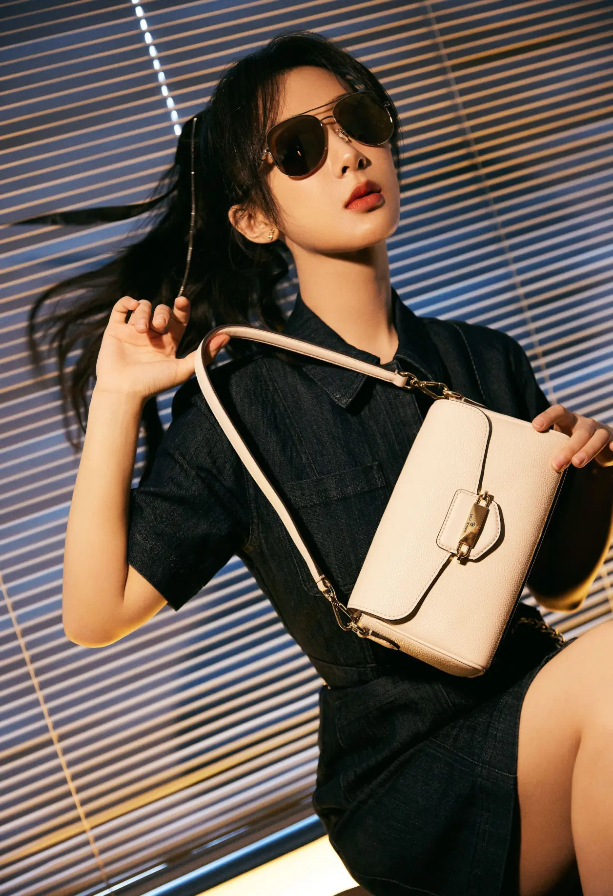 杨紫牛仔长裙青春活力写真 - 哔哩哔哩