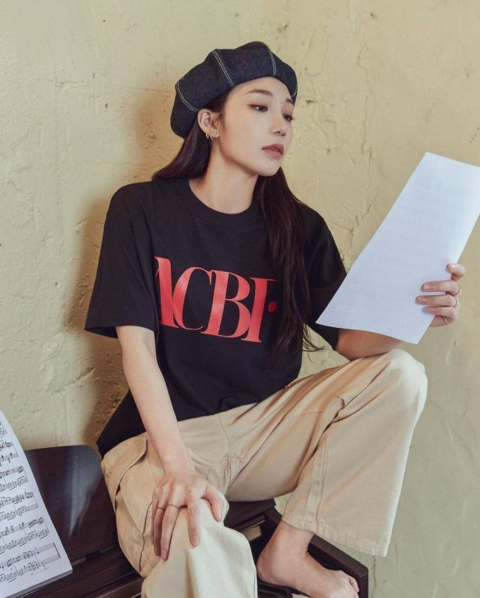 apink郑恩地社交ins公开时尚品牌广告画报展现了帅气的风格