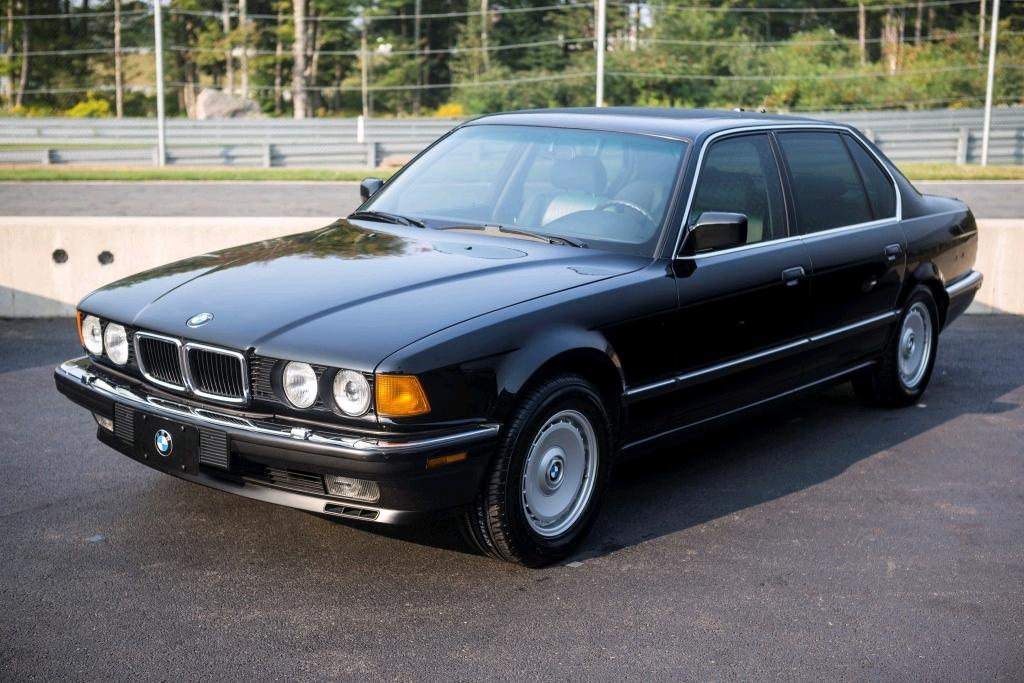 卡尔兰德尔驾驶bmw 750i(e32)1986款拉着海藤南前往德国慕尼黑的bmw