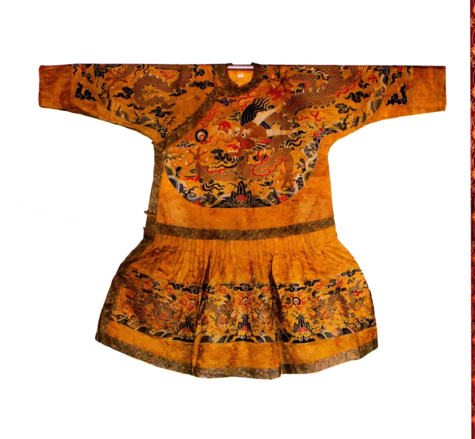 元朝这种内穿贴里,外套半臂对襟长褂,应该就是清代官服 朝袍外套补褂的原型 哔哩哔哩