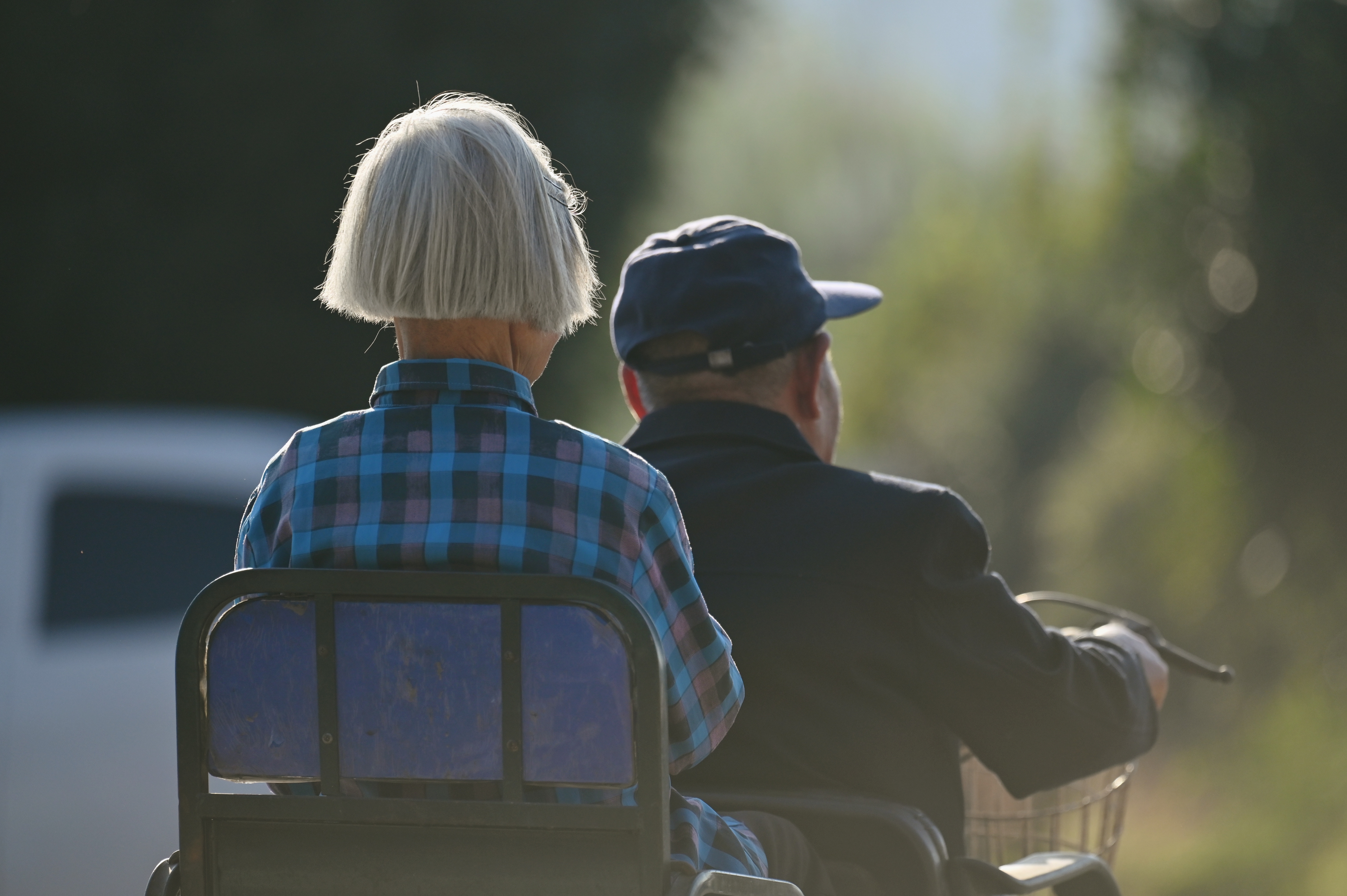 拍些浓浓或淡淡的烟火味 老夫老妻的背影 农村遛娃的妈妈 购物的京剧